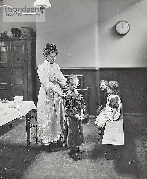 Krankenschwester untersucht Kinder vor der Säuberung  Chaucer Cleansing Station  London  1911. Künstler: Unbekannt.
