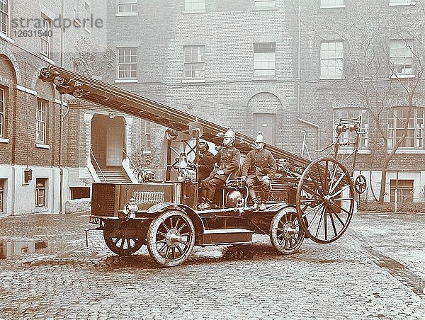 Feuerwehrmänner an Bord eines Feuerwehrautos  London Fire Brigade Headquarters  London  1909. Künstler: Unbekannt.