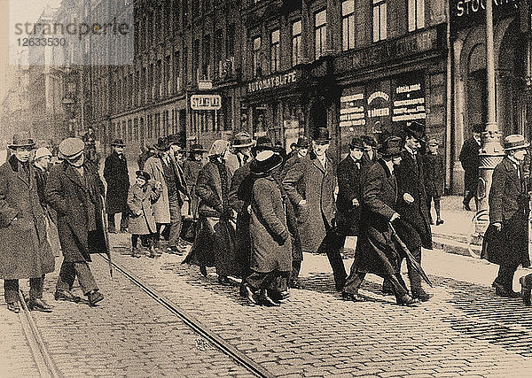 Lenin in Stockholm mit Ture Nerman und Carl Lindhagen am 13. April 1917  1917. Künstler: Malmström  Axel (1872-1945)