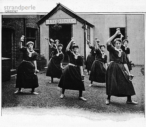 Leibesübungen in der Canning Town Womens Settlement  London  um 1901 (1901). Künstler: Unbekannt.