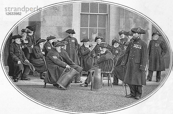 Chelsea-Pensionäre mit schwarzen Buben  London  um 1901 (1901). Künstler: Unbekannt.