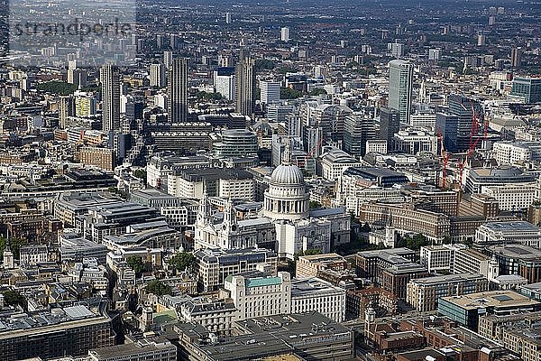 Luftaufnahme der St.-Pauls-Kathedrale und der City of London  2006. Künstler: Historic England Mitarbeiter Fotograf.