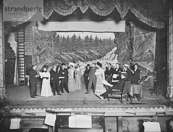 Proben für ein Theaterstück in gewöhnlicher Kleidung  London  um 1901. Künstler: Unbekannt.