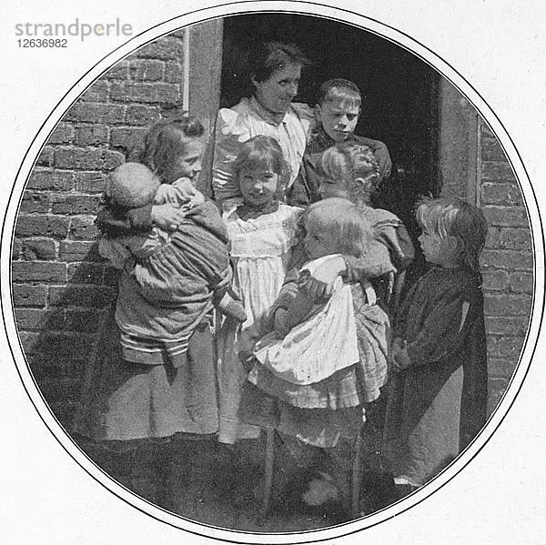 Eine glückliche kleine Gruppe  London  um 1901 (1901). Künstler: Unbekannt.