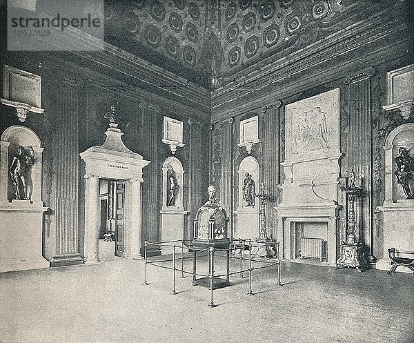 Die Kuppel oder das Würfelzimmer im Kensington Palace  um 1899  (1901). Künstler: Eyre & Spottiswoode.