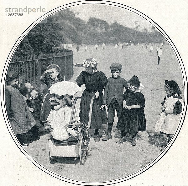 Die kleine Mutter  Regents Park  London  um 1900 (1901). Künstler: Unbekannt.
