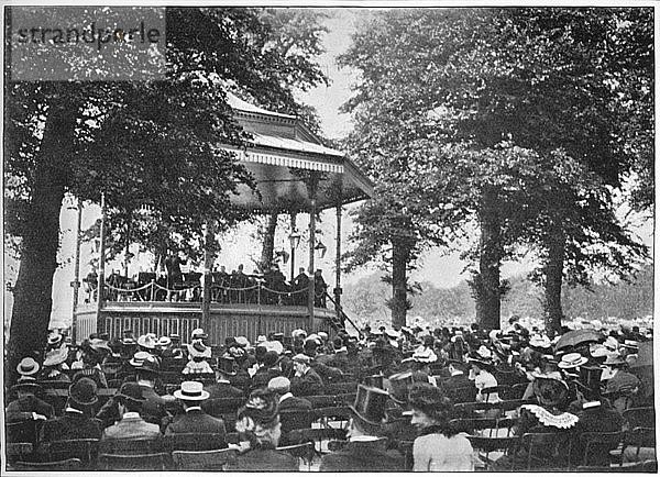 Eine Musikkapelle im Hyde Park  London  um 1901 (1901). Künstler: Unbekannt.