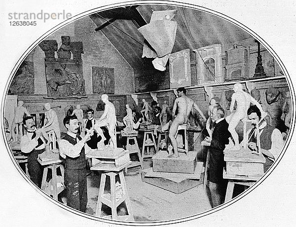 Kunststudenten in einem Modellierkurs für Skulpturen  London  um 1900 (1901). Künstler: Unbekannt.