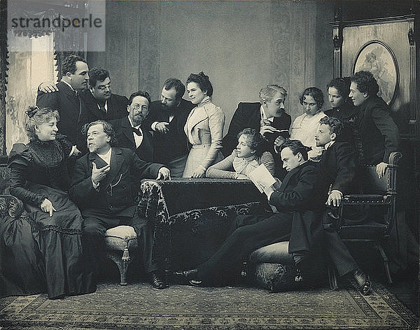 Anton Tschechow zwischen Schauspielern des Stücks Die Möwe  1899. Künstler: Pawlow  Pjotr Petrowitsch (1860-1925)