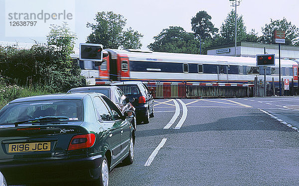 Verkehrswarteschlange am Bahnübergang in Brockenhurst  Hampshire. Künstler: Unbekannt.