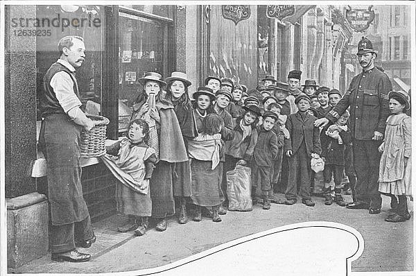 Warten auf Lebensmittelpakete  Cheapside  um 1903 (1903). Künstler: Unbekannt.
