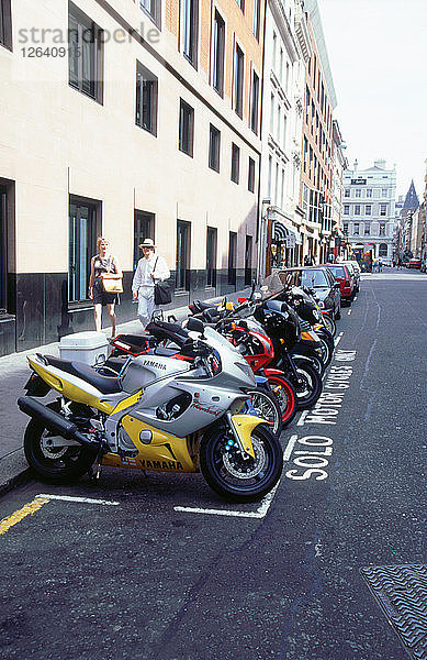 Parkplatz für Motorräder  London 1999. Künstler: Unbekannt.
