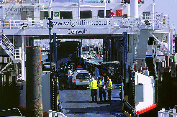 Autofähre von Lymington nach Yarmouth  Isle of Wight  2000. Künstler: Unbekannt.