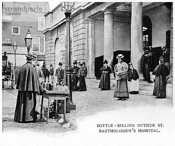 Flaschenverkauf vor dem St. Bartholomews Hospital  London  um 1903 (1903). Künstler: Unbekannt.