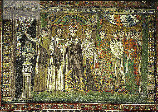 Theodora und ihr Hof  Mosaikkirche San Vitale in Ravenna.