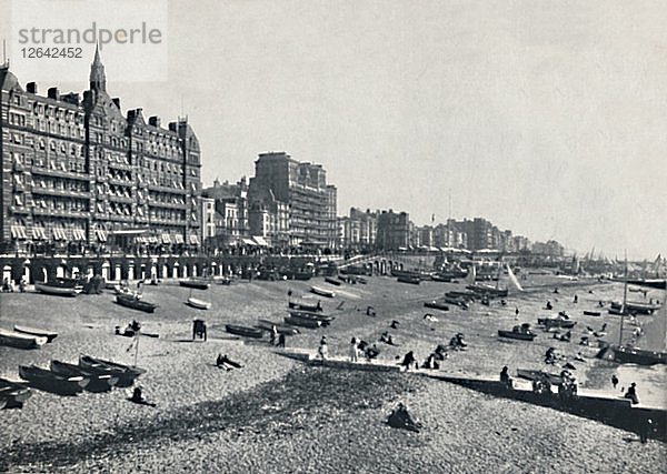 Brighton - Das Hotel Métropole und der Strand  1895. Künstler: Unbekannt.