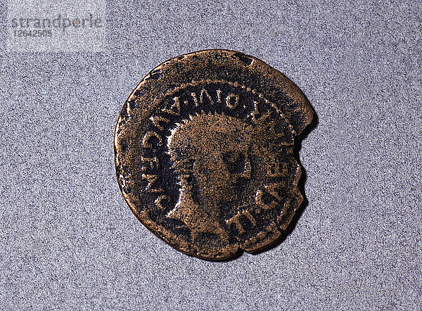 Römische Münze aus der ersten Hälfte des ersten Jahrhunderts n. Chr.  mit einem nach rechts gerichteten Kopf und der Legende ?
