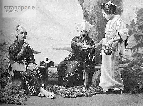 Japanische Bauernmädchen bei einer Teepause am Wegesrand  1902. Künstler: Unbekannt.