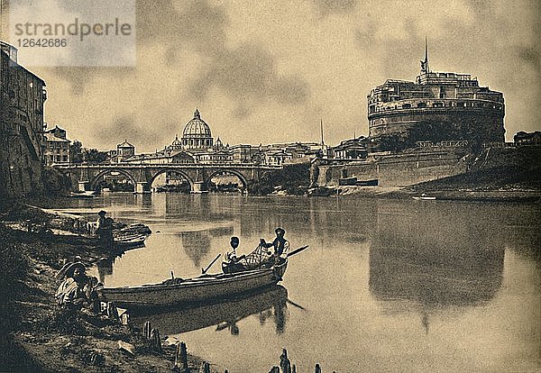 Rom - Der Tiber - Burg und Brücke von S. Angelo. Kuppel des Petersdoms  1910. Künstler: Unbekannt.