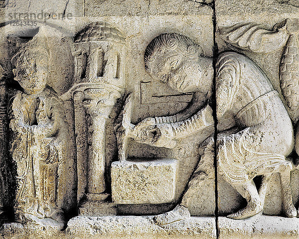 Detail eines Kapitells aus dem Kreuzgang der Kathedrale von Girona  das einen Lapicista (epigr?