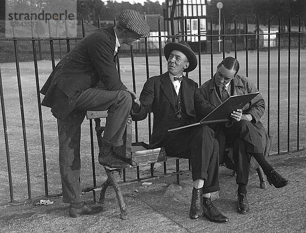 Henry Segrave und Malcolm Campbell mit dem Autokünstler Frederick Gordon Crosby  Brooklands. Künstler: Bill Brunell.