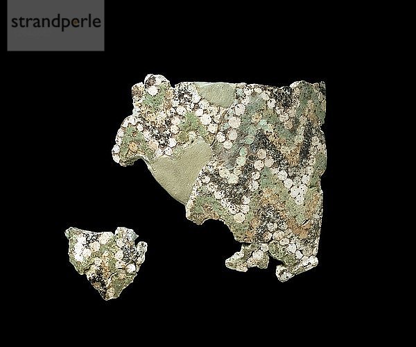 Zwei Fragmente von Mosaikglas  gelb  grün  schwarz und weiß  ca. 1500-1300 v. Chr. Künstler: Unbekannt.
