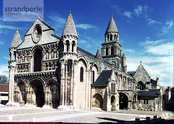 Gesamtansicht der Kirche Notre-Dame La Grande de Poitiers.