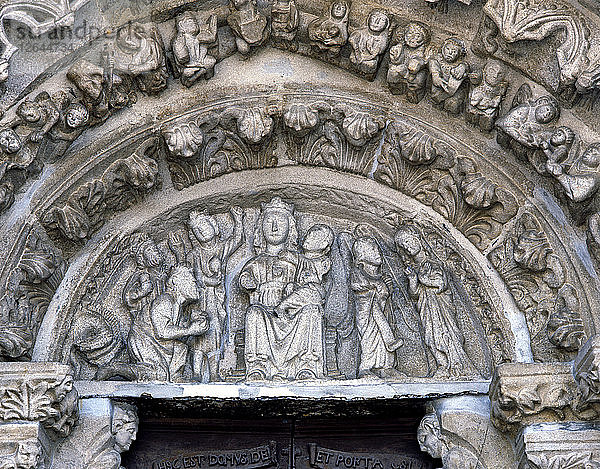 Kirche Santa Maria de Azogue  Detail der Skulpturen des Tympanons mit dem Bild der V?