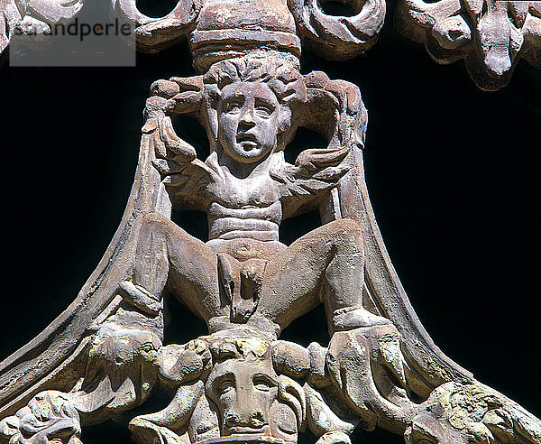 Detail der Maßwerke der Spitzbögen der Mondpforte im Kreuzgang des Ritterordens  hergestellt zwischen?