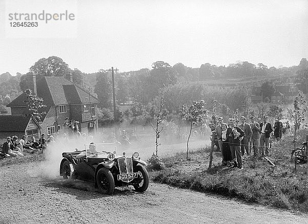 Andre V6  Bugatti Owners Club Hill Climb  Chalfont St Peter  Buckinghamshire  1935. Künstler: Bill Brunell.