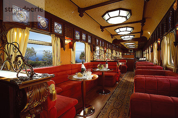 Der Transsibirische Goldene Adler-Express. Das Waggon-Restaurant.