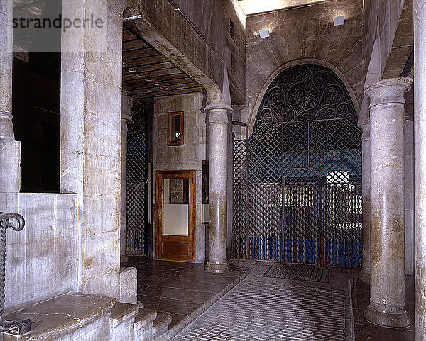 Einfahrt  Veranda und Treppe und Perspektive des Zugangs zum Güell-Palast Concierges. Arbeit von Ant?