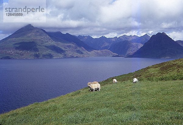 Black Cuillin und Loch Scavaig bei Elgol  Isle of Skye  Schottland  20. Jahrhundert. Künstler: CM Dixon.