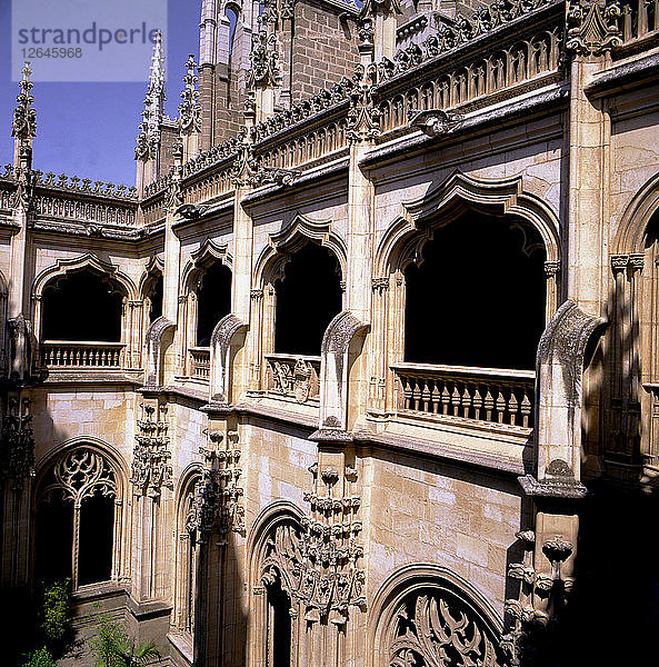 Detail der oberen Galerie des Kreuzgangs mit Bogengängen im Kloster San Juan de los Rey?