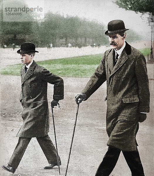 Prinz Edward beim Spaziergang mit seinem Lehrer HP Hansell in Auteuil  Frankreich  1912 (1936). Künstler: Unbekannt.