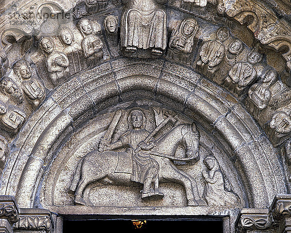 Detail des Tympanons mit der Darstellung des reitenden Santiago in der Santiago-Kirche in Betan?