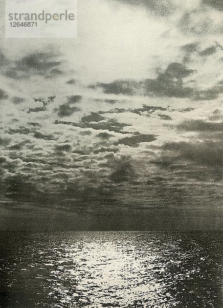 Ein Wolkeneffekt  bevor das Meer zufriert  um 1908  (1909). Künstler: Unbekannt.