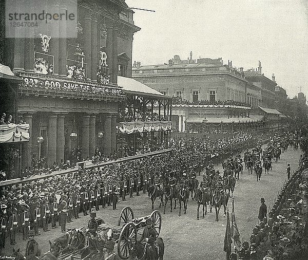 Die königliche Prozession: Aides-De-Camp Passing the United Service Club  (um 1897). Künstler: E&S Woodbury.