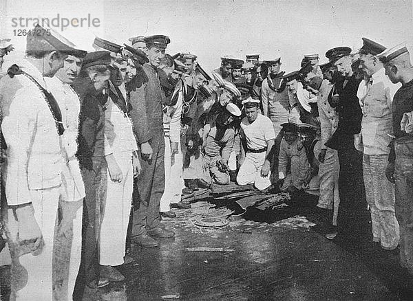 Britische Matrosen umrunden ein Loch im Deck ihres Schiffes  1915. Künstler: Unbekannt.