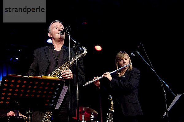 Richard Exall mit Amy Roberts  The Under Ground  Eastbourne  East Sussex  Dezember 2015. Künstler: Brian OConnor.