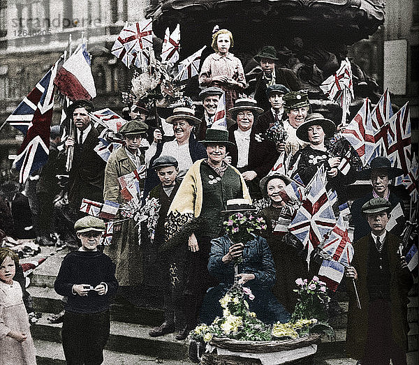Siegesfeierlichkeiten unter dem Eros  Piccadilly  London  1918  (1938). Künstler: Unbekannt.