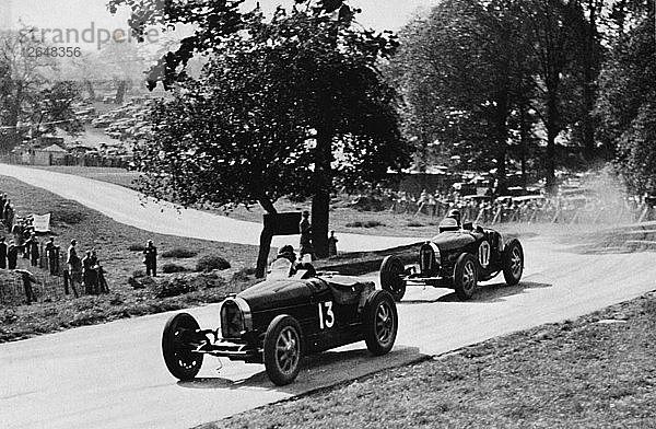 Spannende Rennen im ländlichen England: Bugattis in Donington  1937. Künstler: Unbekannt.