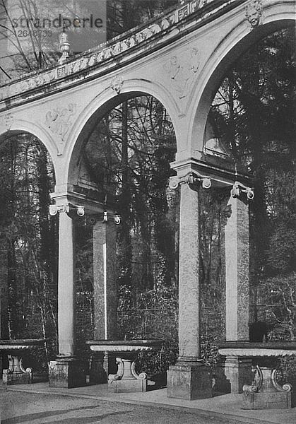 Detail der Kolonnade und der Springbrunnen  Tempel der Musik  Versailles  Frankreich  1924. Künstler: Unbekannt.