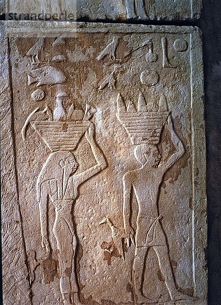 Detail der Reliefs der Hintertür im Grab der Prinzessin Tjentet  aus Gizeh.