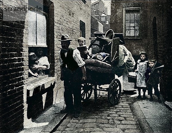 Ein Umzug in Slumopolis  London  um 1901 (1901). Künstler: Unbekannt.