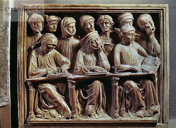 Grabmal von Giovanni da Legano. Schüler lesen  Flachrelief aus dem Jahr 1386 von J. della Masegne.