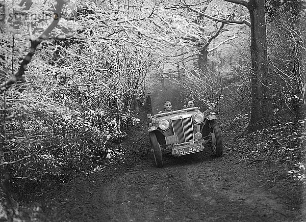 1936 MG TA des Cream Cracker Teams  das an einer Testfahrt teilnimmt  Ende der 1930er Jahre. Künstler: Bill Brunell.