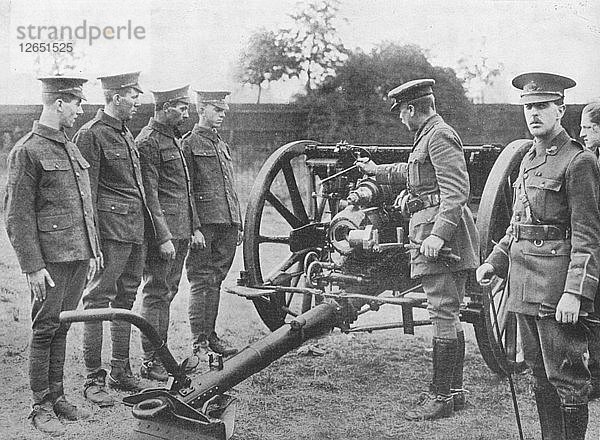 Rekruten der Artillerie lassen sich den Mechanismus eines 18-Pfünders erklären  1915. Künstler: Unbekannt.