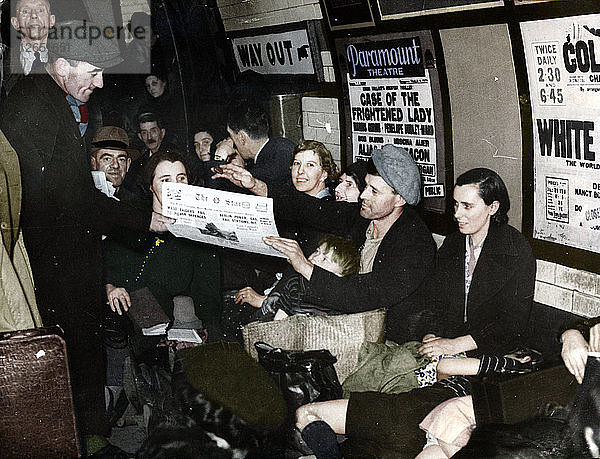 Papierverkäufer in der U-Bahn  London  ca. 1940. Künstler: Unbekannt.