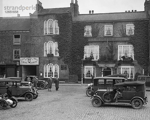 Vor dem Fleece Hotel geparkte Autos  Thirsk  Yorkshire  Ilkley & District Motor Club Trial  1930er Jahre. Künstler: Bill Brunell.